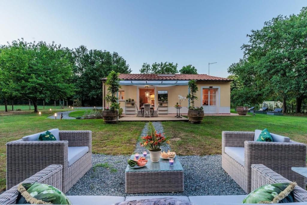 Villa Bassotta, A Charming Cottage Лука Екстериор снимка