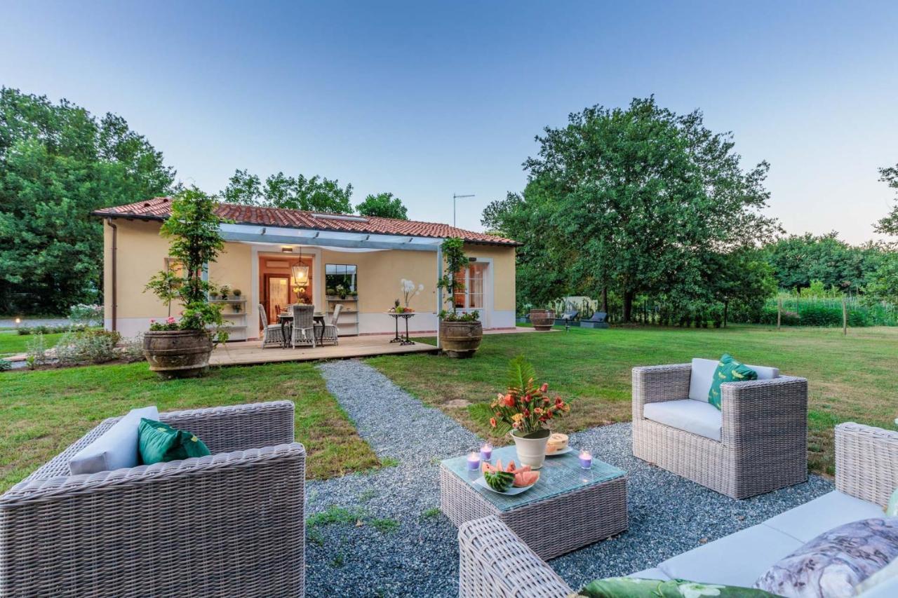 Villa Bassotta, A Charming Cottage Лука Екстериор снимка