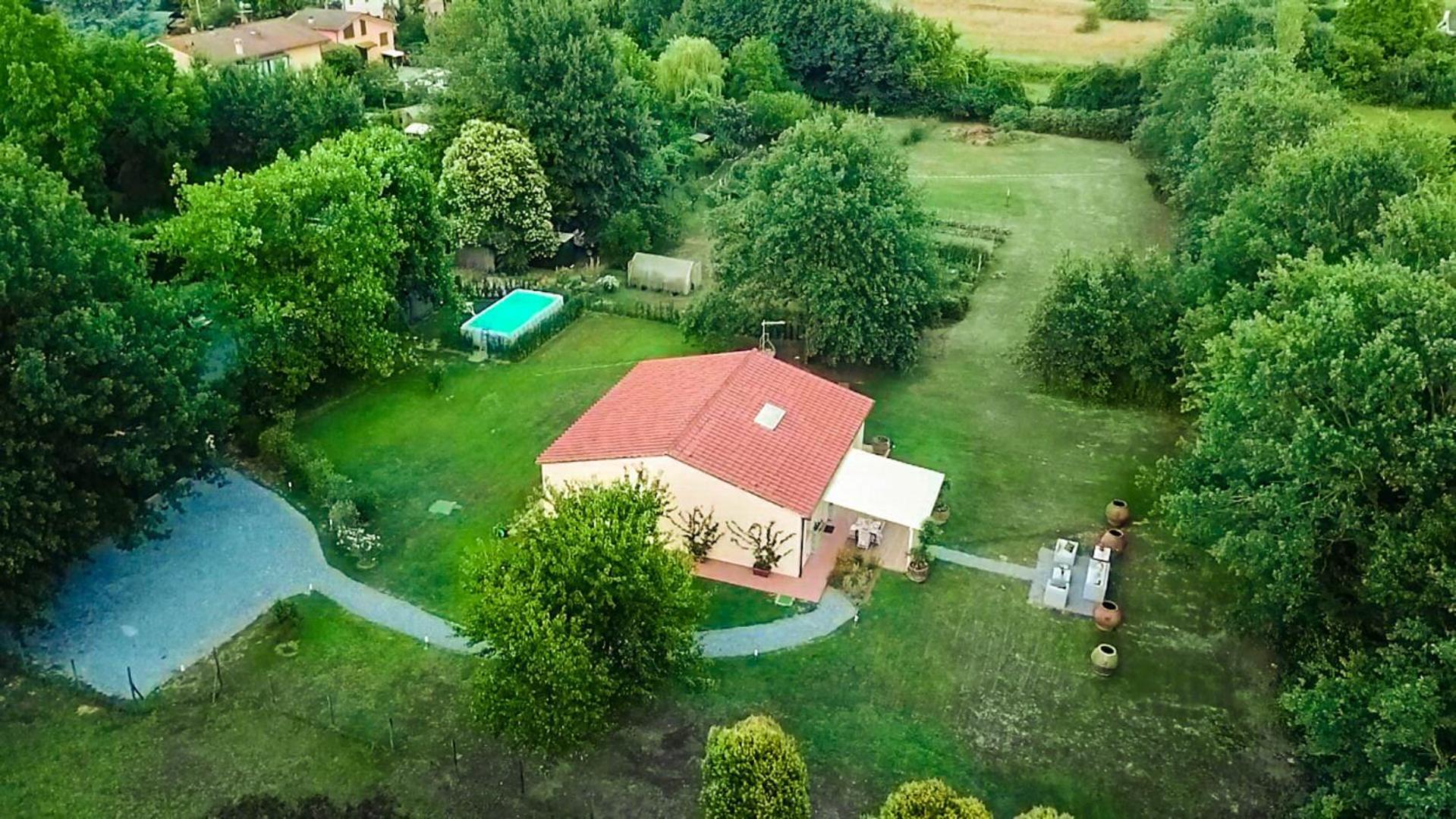Villa Bassotta, A Charming Cottage Лука Екстериор снимка