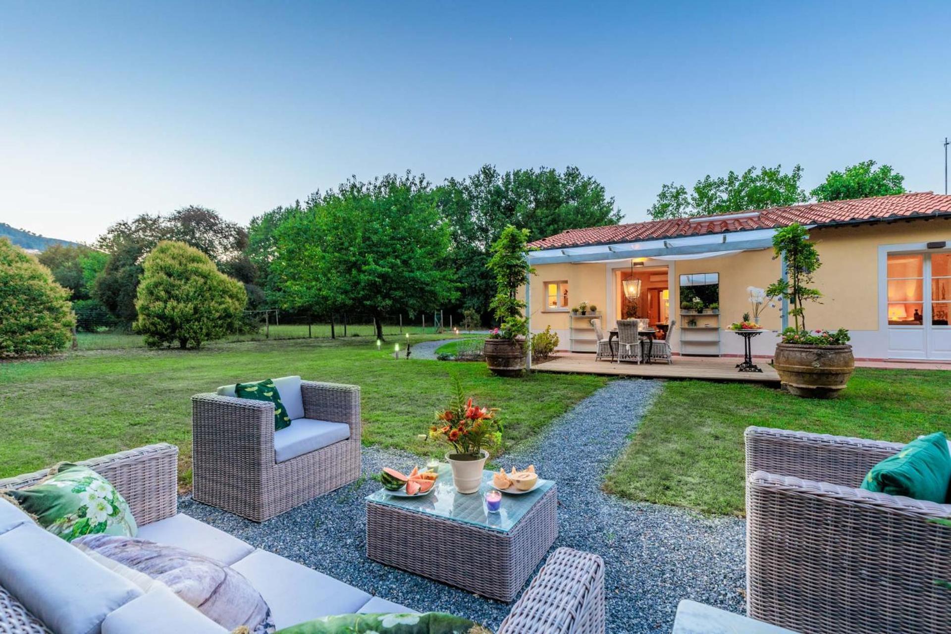 Villa Bassotta, A Charming Cottage Лука Екстериор снимка