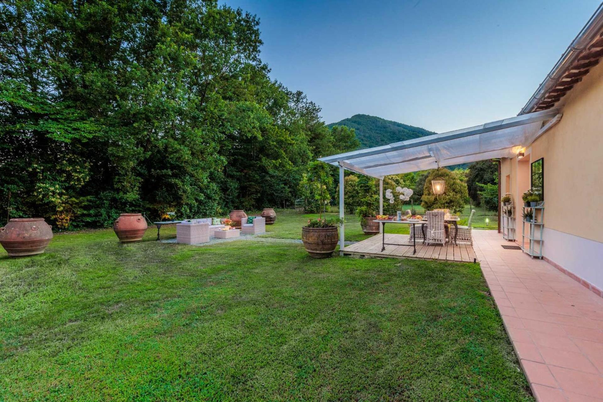 Villa Bassotta, A Charming Cottage Лука Екстериор снимка
