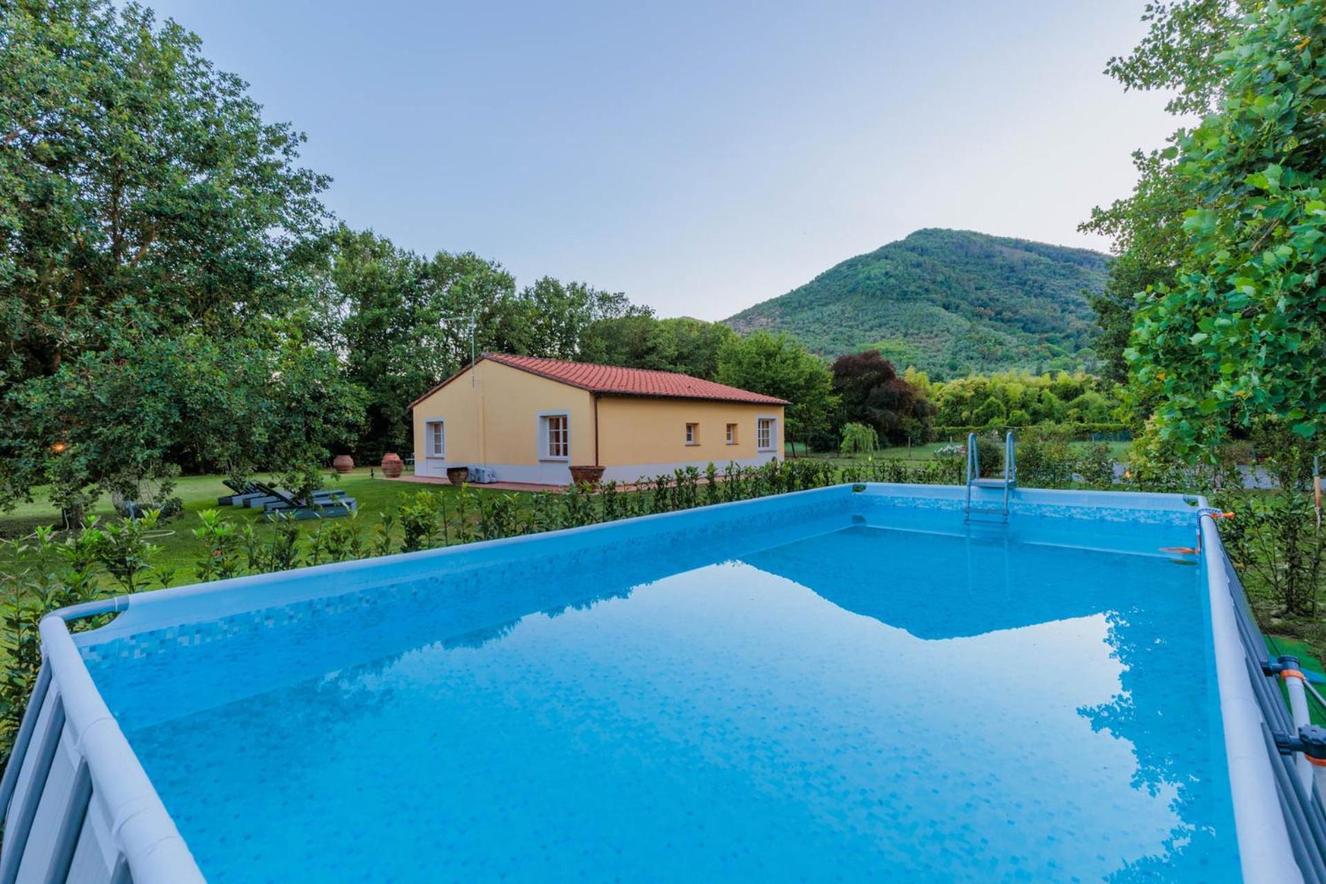 Villa Bassotta, A Charming Cottage Лука Екстериор снимка