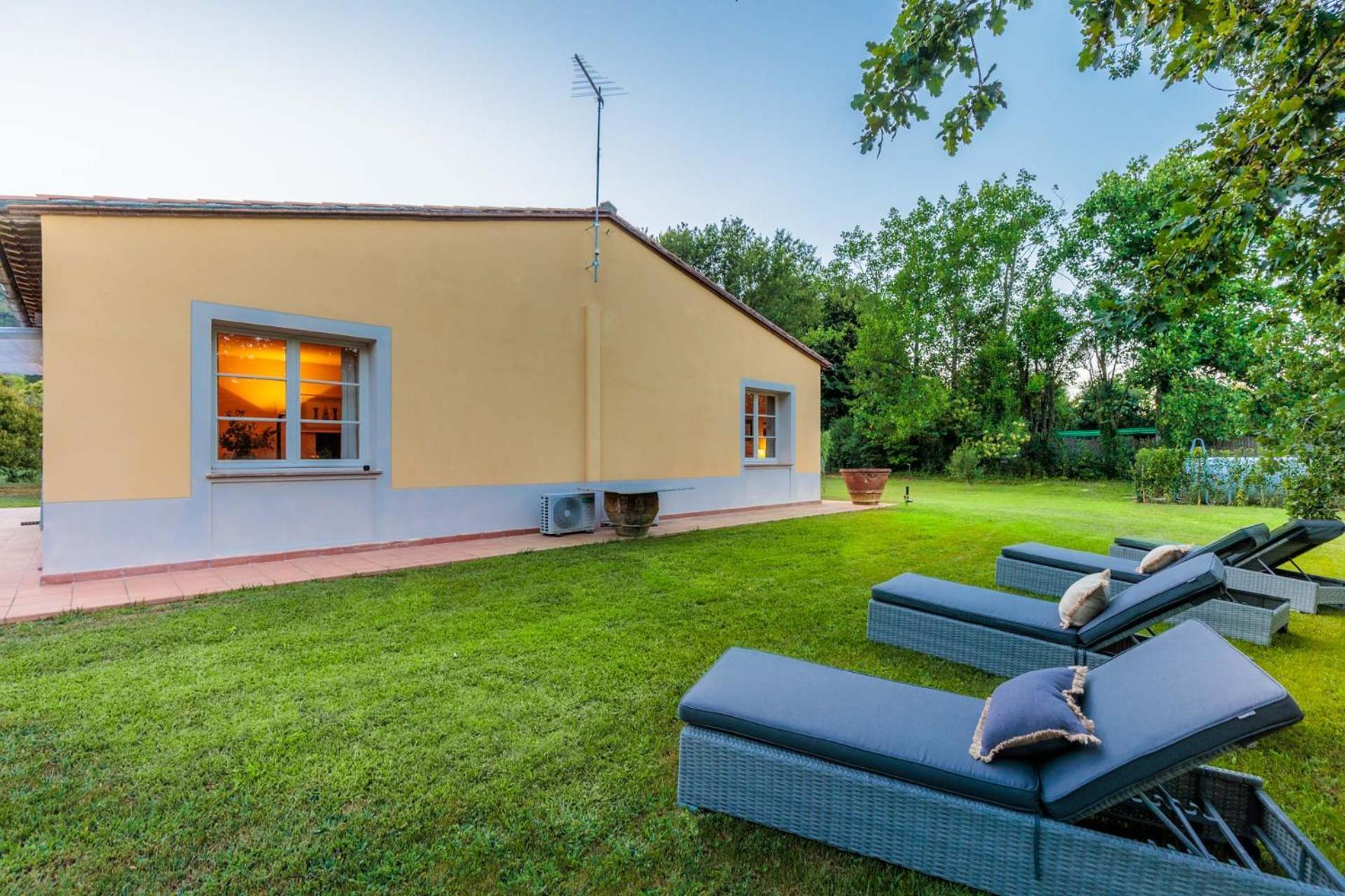 Villa Bassotta, A Charming Cottage Лука Екстериор снимка