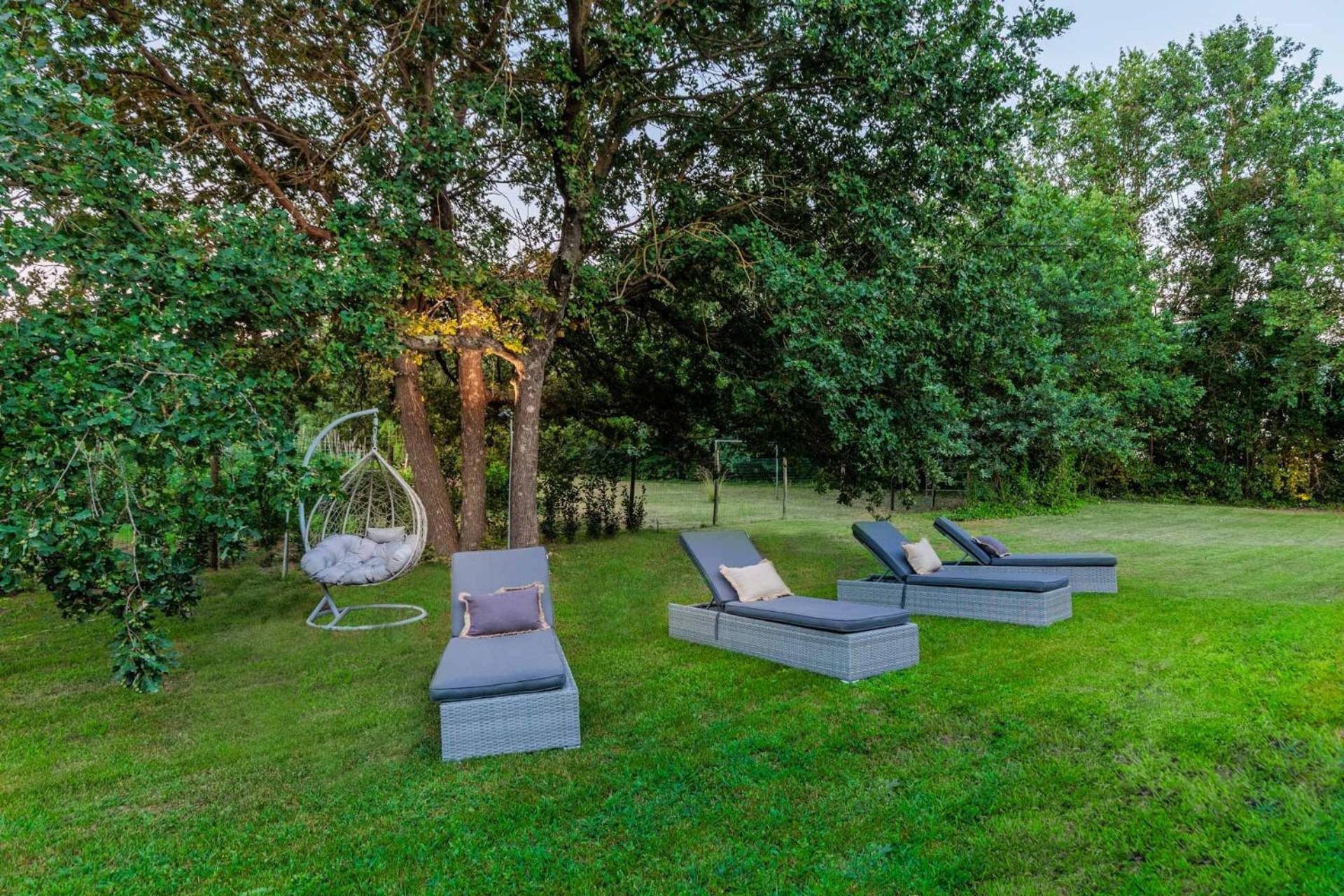 Villa Bassotta, A Charming Cottage Лука Екстериор снимка